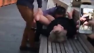 Ein betrunkener Mann leckt mit Freunden auf der Straße die Muschi einer Russin