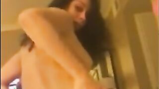 Einsames Mädchen schüttelt Brötchen und streichelt anal während des Stroms