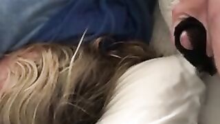 Ehemann Sperma auf die Haare der schlafenden Frau, masturbiert mit Panty Dick