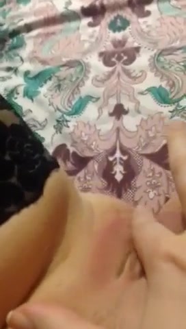 Zärtliche Weiber fingern ihre frisch rasierten Vaginas