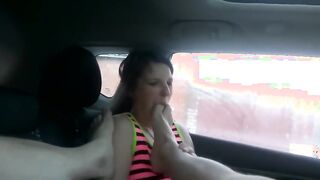 Mädchen leckt Zehen und Anus Bauer im Auto