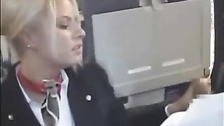 Stewardess fingert den Schwanz des Millionärs in einem Flugzeug