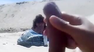 Masturbator masturbiert Schwanz auf einem stillen Fremden am Strand von Miami