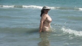 Die dicke Frau mit dem riesigen Arsch badet nackt im Meer der Krim