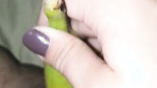 Schwester fingert Banane ohne Schmierung (Video vom Telefon der Schwester)