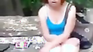 Betrunkene Russin sitzt auf einer Bank ohne Höschen und glänzt Muschi