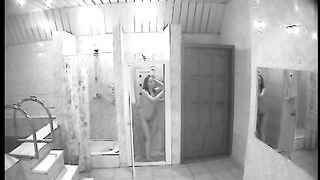 Die versteckte Kamera in der Sauna fotografiert, wie sich Mädchen waschen und baden