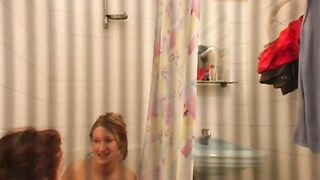 Zwei Schwestern baden unter der Dusche und wissen nicht, dass der Bruder sie mit einer versteckten Kamera nimmt