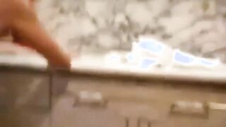 Der Typ hat gefilmt, wie man eine schlanke Freundin Tatar in der Küche mit Krebs fickt