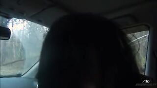 Frau Sexfrau Blowjob Liebhaber direkt im Auto unter dem Lenkrad