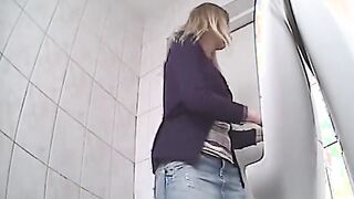 Pissende Vagina traf eine versteckte Kamera in der Toilette der Universität