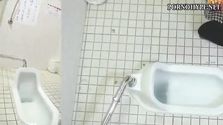 Junge dicke Frau kacken in der Toilette, und ihre versteckte Kamera hebt ab