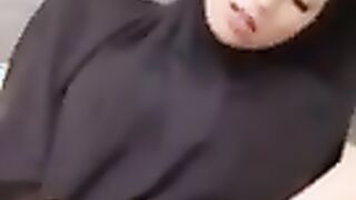 Muslimische Frau in einem Kopftuch masturbiert vor der Kamera
