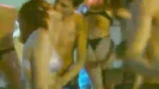 Nackte Mädchen tanzen für Gäste auf einer Party