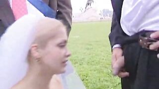 Die Braut freute sich über den Blowjob aller Freunde des Bräutigams nach der Hochzeit