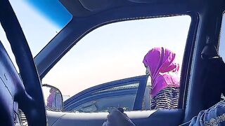 Finger Schwanz in einem Auto vor einer muslimischen Frau in Hijab
