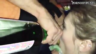 Betrunkener russischer Student saugt am Barkeeper im Club auf der Bühne
