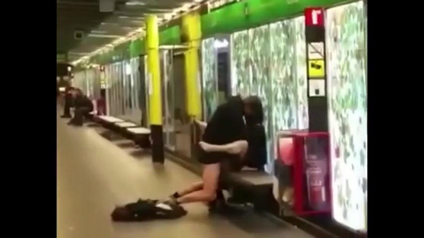 Betrunkene Jugendliche werden auf einer Bank auf der Meterplattform gefickt - - Porno Video Online