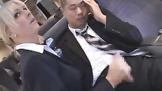 Amerikanische Stewardess fingert ein Mitglied eines japanischen Millionärs in einem Flugzeug