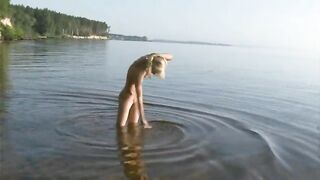 Die schlanke Blondine aus der Ukraine zeigt einen nackten Körper am Strand