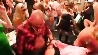 Massive Sexorgie in einem Nachtclub mit betrunkenen Frauen