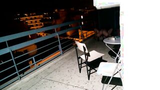 Spionierte betrunkene Freunde auf dem Balkon des Restaurants aus