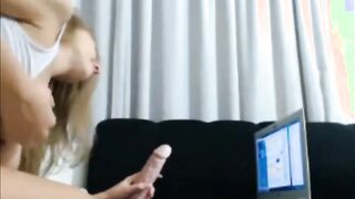 Model spreizt das Gesäß und reibt den Kitzler mit den Fingern vor der Webcam
