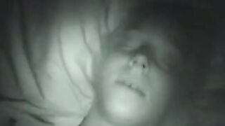 Fickte die Freundin meiner Frau nachts, während sie als nächstes nackt schlief