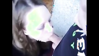 Cumshot auf die Zunge einer Freundin im Slobber-Blowjob-Finale auf dem Balkon