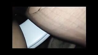 Küken erbricht sich auf Strumpfhosen und masturbiert mit einer Zahnbürste in der Toilette eines Flugzeugs
