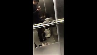 Muskovit schluckte kaukasisches Sperma und saugte seinen Koffer in einem Aufzug