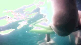 Der Schwimmer nimmt am Miami South Beach das Unterwasser-Gesäß von Touristen ab