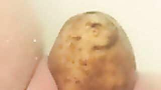 Im Badezimmer sitzen, große Kartoffeln mit ihrer Muschi ausspucken