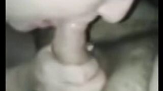 Ehefrau lutscht und sperma in den mund nach dem blowjob zu hause