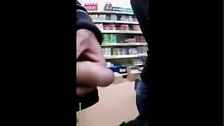 Der Perverse beendete in der Tasche eines Fremden und masturbierte im Laden