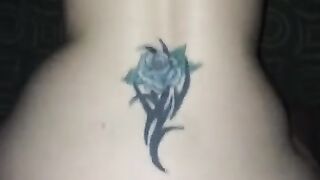 Arschfette Frau mit einem Tattoo auf dem unteren Rücken wird von Krebs mit einem Kerl gefickt