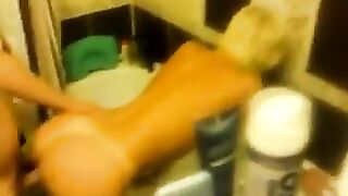 Ehemann gefilmt, wie er seine kurzhaarige Frau im Badezimmer fickt