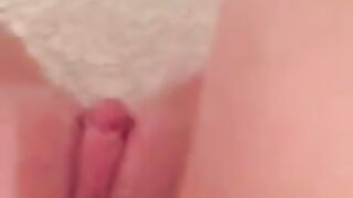 Tanya filmte, wie sie mit einem Wasserstrahl in der Dusche masturbiert