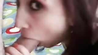 18 Jahre alter Student mit Zunge spielt mit Schwanzficken während des Blowjobs