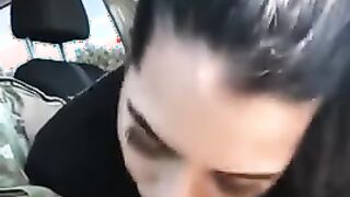Meine Freundin gibt einem Taxifahrer im Auto einen Blowjob (Video vom Telefon des Mädchens)