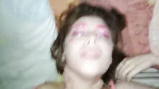 In eine Muschi gefickt ein Mädchen mit sehr hellem Make-up im Gesicht